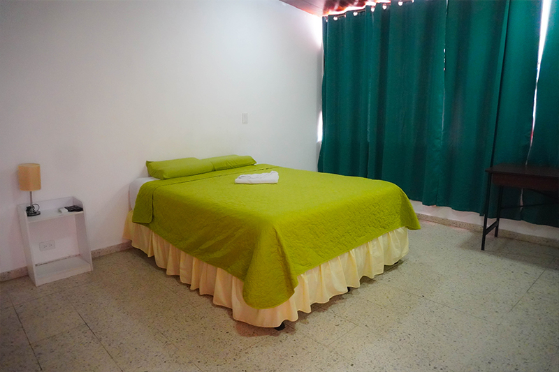 Habitación Simple: Tu Refugio Volcánico Minimalista